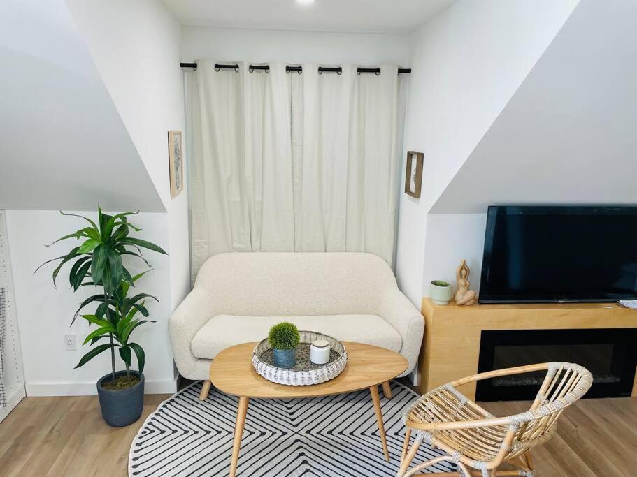 Stylish Cozy One Bedroom Studio With Free Parking Victoria Exteriör bild
