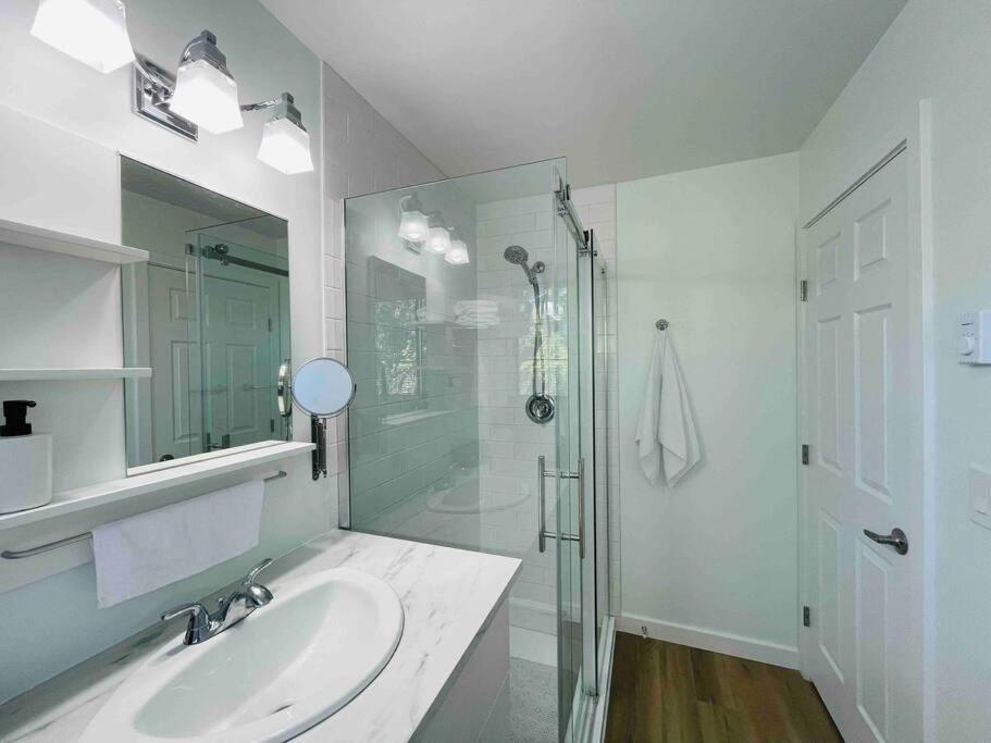 Stylish Cozy One Bedroom Studio With Free Parking Victoria Exteriör bild